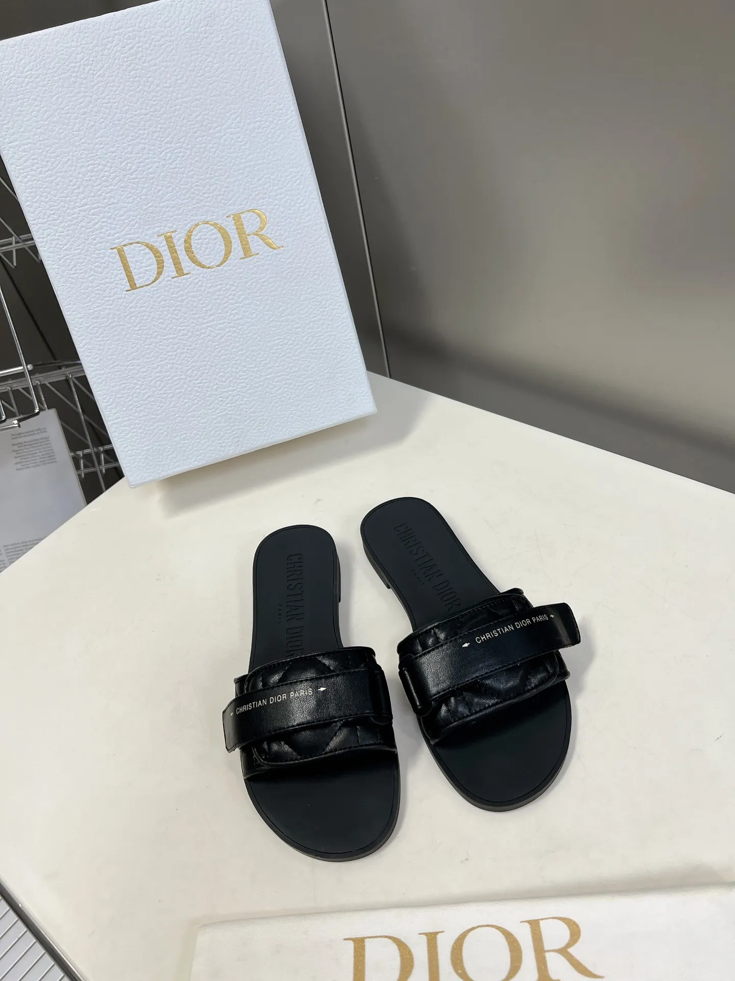 👟👟Ex-factory price 380👟👟 Leather-covered Dior classic Velcro buckle sandals. The high version of the GO original version is a perfect replica. The most popular color matching fabric. Super layered. The original high-end TPU outsole✔️very comfortable and easy to walk. The upper materials are all original customized, 3D electric embroidered three-dimensional cloth surface. Very versatile. A must-have for lazy people in summer. The original full set of packaging code number: 35-40